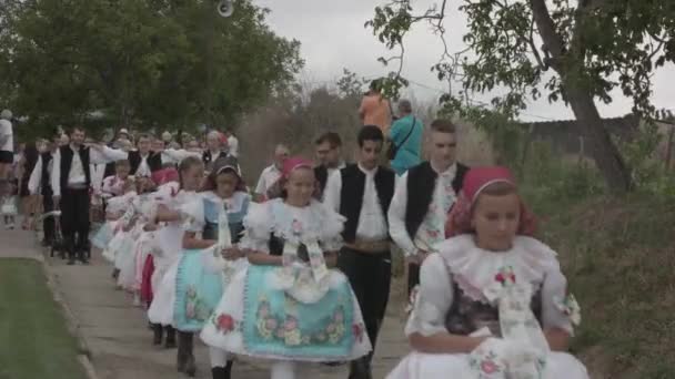 Prague, République tchèque - 8 août 2017 : procession de personnes en costumes nationaux pendant le festival populaire, Vrbice — Video