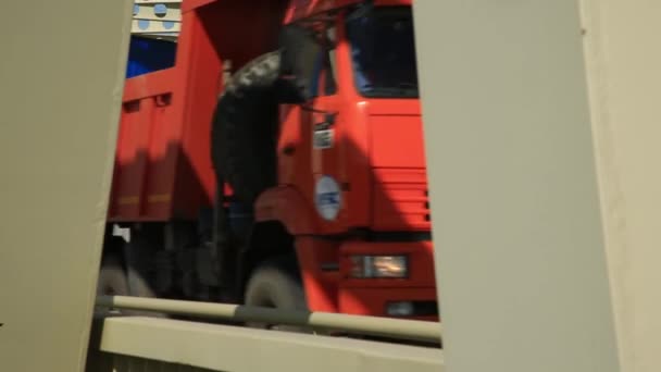 Camion alimentato a idrogeno sulla strada drinving. Motore a combustione h2 Camion per un trasporto ecologico senza emissioni. — Video Stock