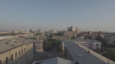 Harkov binalarının üzerinden uçun. İHA 'yı ileri geri uçurmak