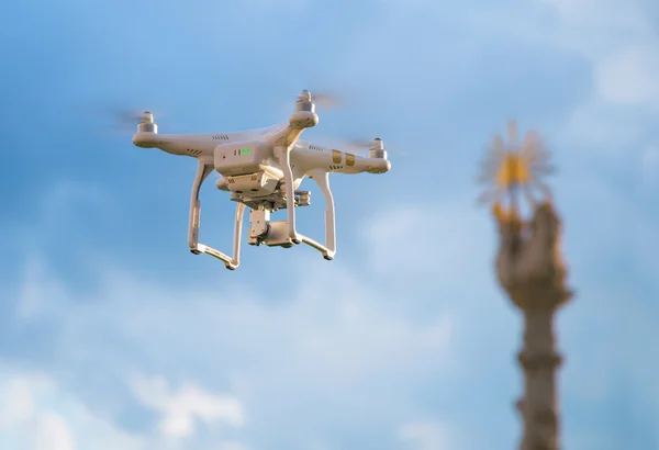 Pequeno drone no céu azul — Fotografia de Stock