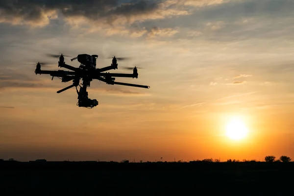 Professionelles Drohnenfliegen im Sonnenuntergang — Stockbild Große professionelle Drohne — Stockfoto