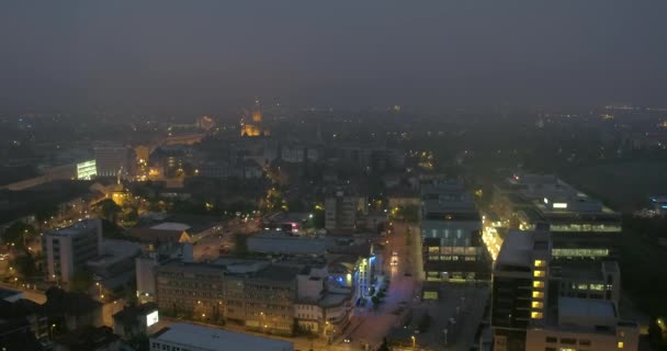 Городской горизонт сквозь туманный вечер — стоковое видео