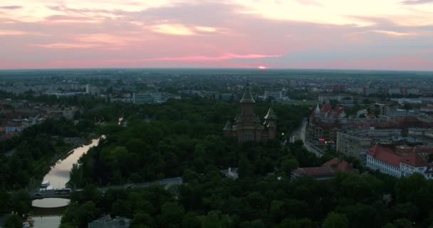 Europäische Stadtsilhouette bei schönem Sonnenuntergang — Stockvideo