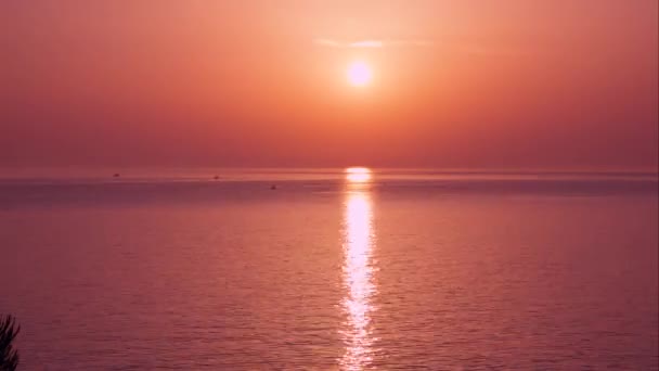 Zeitraffer roter Sonnenuntergang über dem Meer — Stockvideo