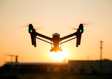 Günbatımında profesyonel casus uçak