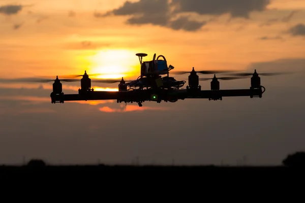 Drone voando no céu — Fotografia de Stock