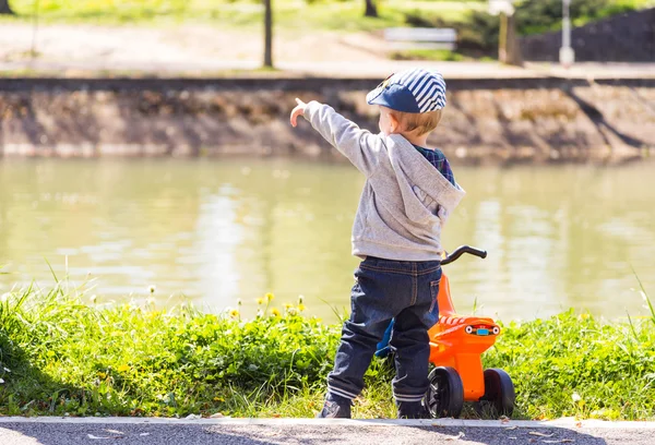 Nehir kenarındaki küçük çocuk — Stok fotoğraf