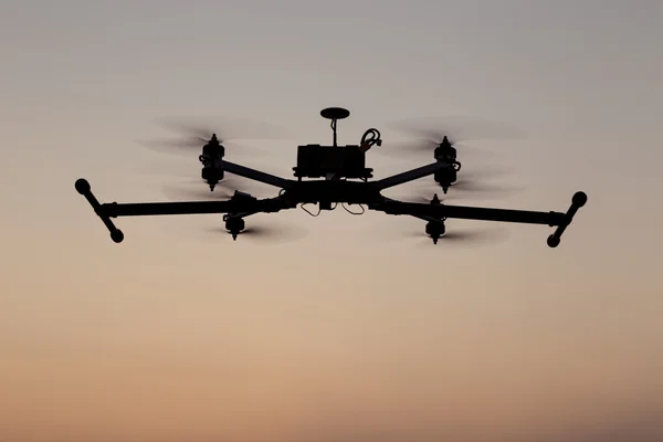 Professionelles Drohnenfliegen im Sonnenuntergang — Stockbild Professionelle Drohne — Stockfoto