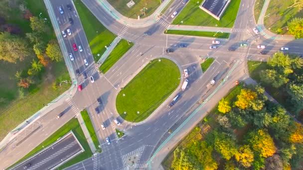 Drone flyger över korsningen — Stockvideo