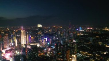 Kablosuz ağ bağlantısı kavramına sahip modern şehir