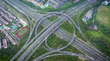 Hareket eden arabalarla yol kavşağının hava görüntüsü, otomatik pilot kavramı. Hareket eden arabalarla yol kavşağının görüntüsü, otomatik pilot kavramı..