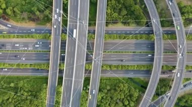 Hareket eden arabalarla yol kavşağının hava görüntüsü, otomatik pilot kavramı. Hareket eden arabalarla yol kavşağının görüntüsü, otomatik pilot kavramı..
