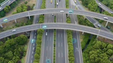 Hareket eden arabalarla yol kavşağının hava görüntüsü, otomatik pilot kavramı. Hareket eden arabalarla yol kavşağının görüntüsü, otomatik pilot kavramı..