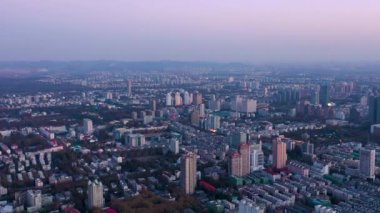 Akıllı Bağlı Şehir silueti. Gelecekçi ağ konsepti, şehir teknolojisi.