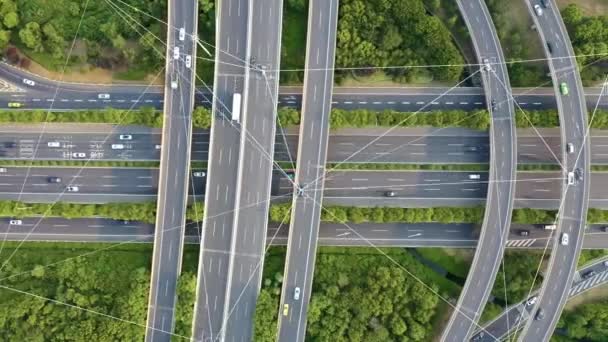 道路交叉口与车辆的空中景观 自动驾驶仪概念 道路交叉口与车辆的空中景观 自动驾驶仪概念 — 图库视频影像