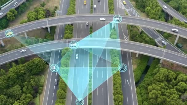 道路交叉口与车辆的空中景观 自动驾驶仪概念 道路交叉口与车辆的空中景观 自动驾驶仪概念 — 图库视频影像