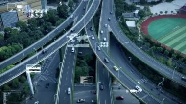 Otoyolda giden otomatik pilotlu arabaların hava görüntüsü.