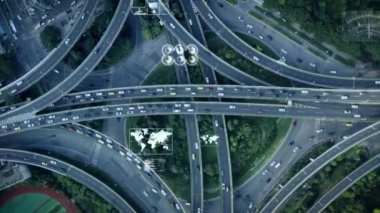 Otoyolda giden otomatik pilotlu arabaların hava görüntüsü.