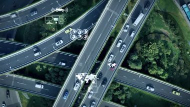 Otoyolda giden otomatik pilotlu arabaların hava görüntüsü.