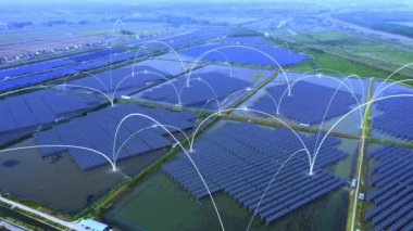 Güneş panelleri ve ağ bağlantısı kavramının havadan görünümü