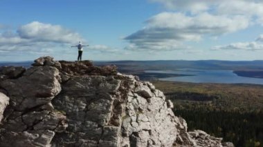 Kazanan doğal bir zirvede dağılır.