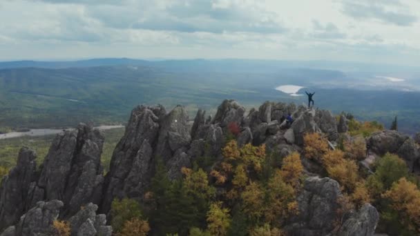 Volando sobre acantilados afilados con gente en la cima — Vídeo de stock