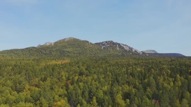 Bergtoppen van de Oeral — Stockvideo