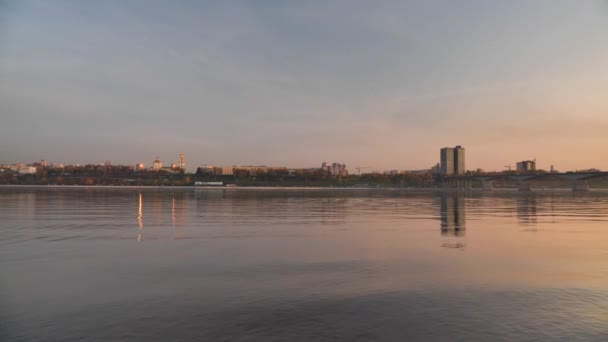 Міський пейзаж з боку річки — стокове відео