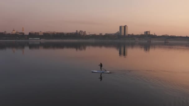 Серфер на тлі міської панорами — стокове відео