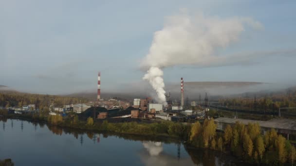 Fabrik stößt Rauch in die Atmosphäre aus — Stockvideo