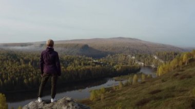 Uçurumun kenarındaki bir kızın üzerinden uçmak