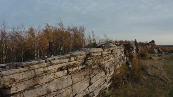Tepenin tepesinde yürüyen bir kadın — Stok video