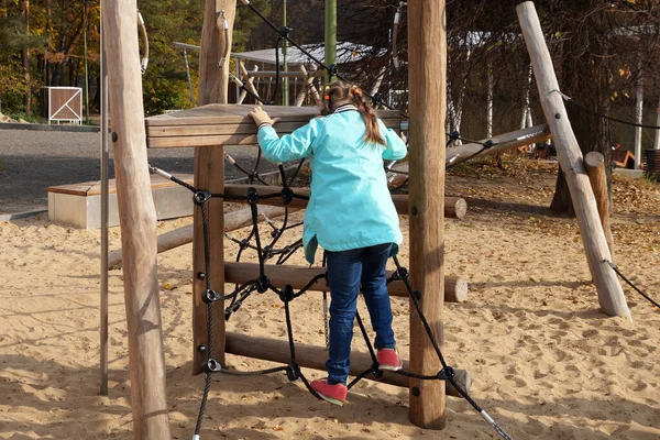 Criança Menina Escalando Corda Playground Parque — Fotografia de Stock