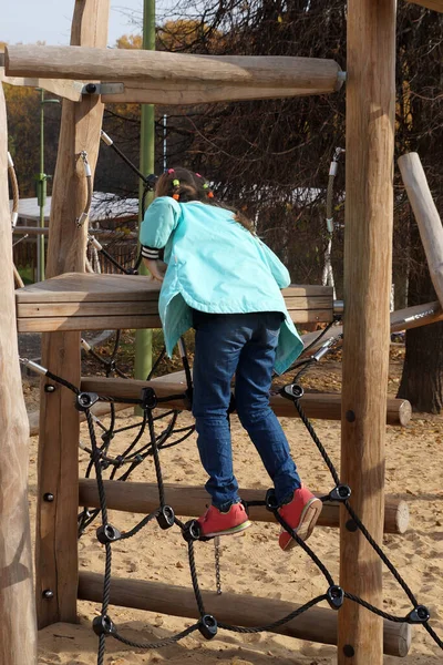 Criança Menina Escalando Corda Playground Parque — Fotografia de Stock
