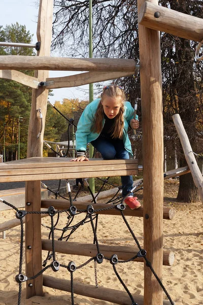 Criança Menina Escalando Corda Playground Parque — Fotografia de Stock