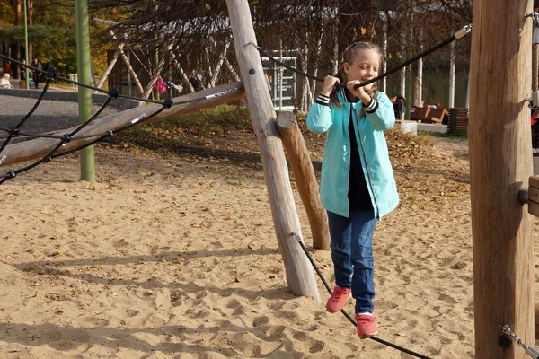 Criança Menina Caminha Tightrope Playground Corda Parque — Fotografia de Stock