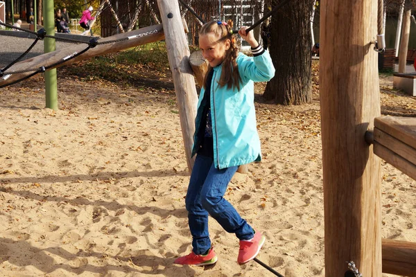 Criança Menina Caminha Tightrope Playground Corda Parque — Fotografia de Stock