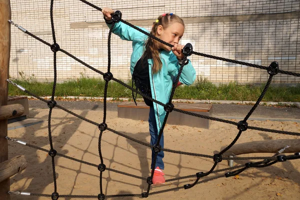 Menina Escalando Escada Corda Parque Infantil Parque — Fotografia de Stock