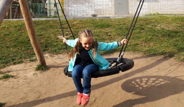 Menina Montando Balanço Rindo Parque — Fotografia de Stock