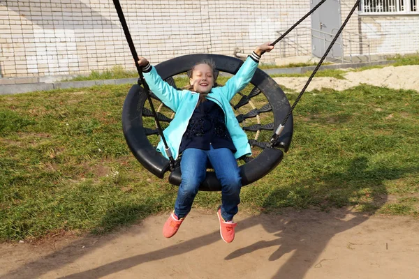 Egy Kislány Hintázik Nevet Parkban — Stock Fotó