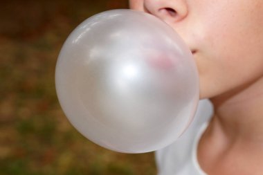 Yüzün alt kısmı bir sakız baloncuğuyla