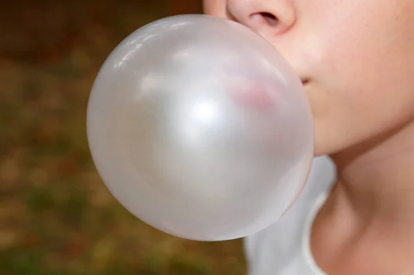 Yüzün alt kısmı bir sakız baloncuğuyla