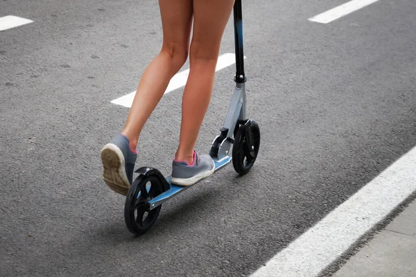 Meisje Paardrijden Een Scooter Foto Van Onderste Deel — Stockfoto