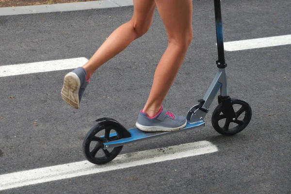 Meisje Paardrijden Een Scooter Foto Van Onderste Deel — Stockfoto