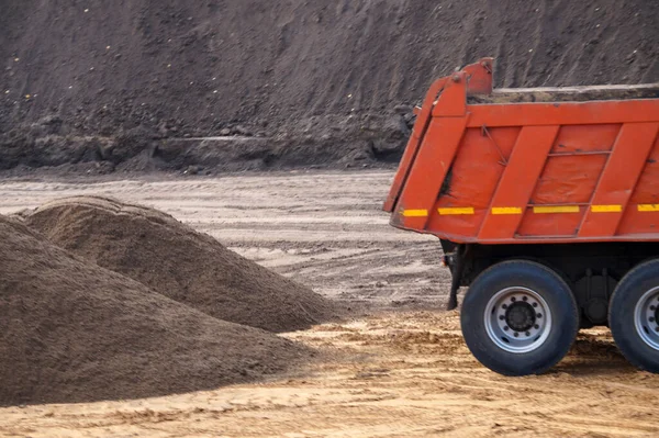 Dump Truck Een Hoop Zand Een Bouwplaats Close — Stockfoto