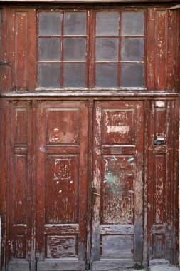 Antik ahşap kapılı, camlı.