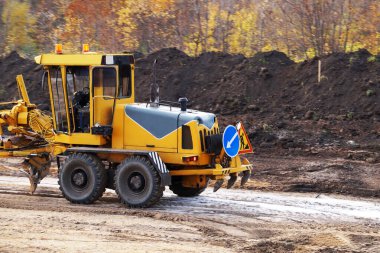 İnşaat alanında küçük bir buldozer.
