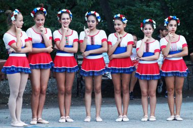 Varna - Bulgaristan, 13 Eylül 2020: Sokakta Rus halk dansları yapan genç kızlar