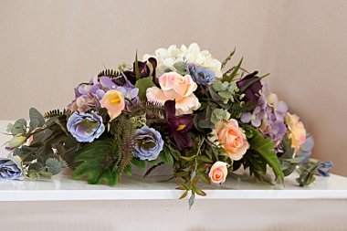 Güzel bir düğün buketi beyaz bir masada.