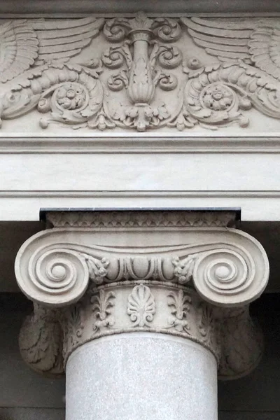 Fragmento Una Hermosa Fachada Antiguo Edificio Con Molduras Estuco — Foto de Stock